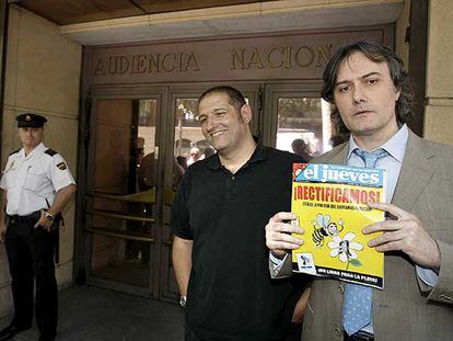 Fontdevila y Torres Meana, con un ejemplar de <i>El Jueves,</i> en julio.