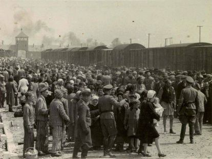 Judíos sometidos al proceso de selección en el andén de Birkenau, nada más llegar.