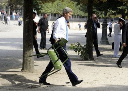 El secretario de Estado de EE UU, John Kerry, toma una silla para reunirse con el embajador en Francia en las Tuller&iacute;as, en Par&iacute;s. 