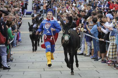 La tradicional carrera de burros, en la plaza de La Blanca en Vitoria.