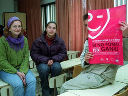 Beatriz, Vanesa (centro) y Alberto, en un aula de sus instituto.