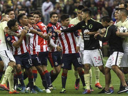 Los jugadores de América y Chivas discuten en el estadio Azteca