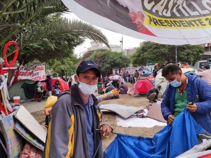 Elías, uno de los seguidores de Castillo en el campamento instalado hace más de 40 días frente al tribunal electoral de Perú.