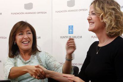 La conselleira Beatriz Mato y Flora Pérez, de la Fundación Amancio Ortega, durante la firma ayer del convenio en Arteixo.