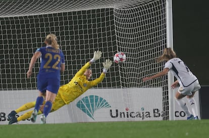 Olga Carmona marca el segundo tanto al Chelsea, un penalti que no fue.
