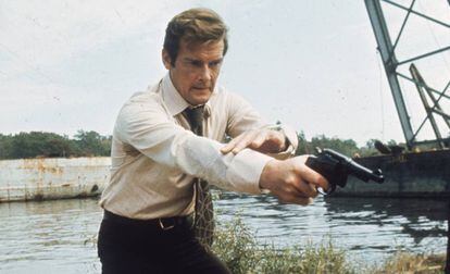 El actor Roger Moore, durante el rodaje de su primera película como James Bond, 'Vive y deja morir' (1973).
