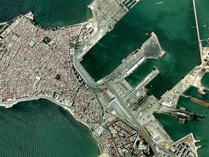 Vista a&eacute;rea de la ciudad de C&aacute;diz y su puerto, en la parte inferior derecha. 