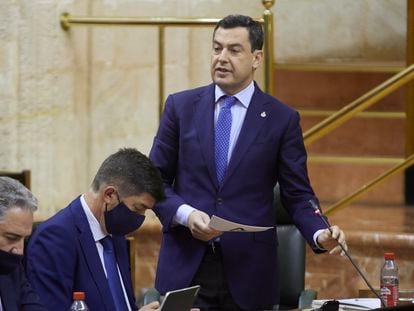 El presidente de la Junta, Juan Manuel Moreno, durante la sesión plenaria ordinaria en el Parlamento de Andalucía.