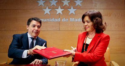 González y Botella, tras la firma del convenio entre la Comunidad de Madrid y el Ayuntamiento.