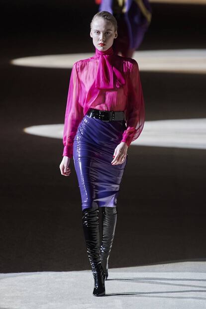 Modelo de látex de Saint Laurent de la colección otoño-invierno 2020.