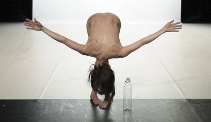 La bailarina suiza Yasmine Hugonnet en &#039;Le R&eacute;cital des Postures&#039;.