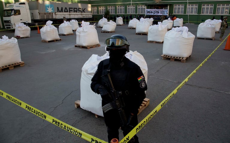 Un agente de la policía antinarcóticos custodia un cargamento de cocaína incautado en La Paz, Bolivia, en agosto de 2016.