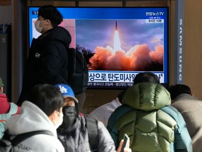 Un grupo de personas en Seúl contemplan una imagen de archivo de un lanzamiento de misil norcoreano este domingo
