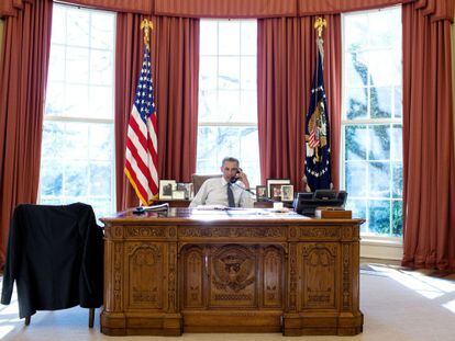 Obama habla por tel&eacute;fono en el Despacho Oval el pasado 5 de enero. 