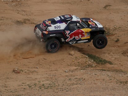 Carlos Sainz y Lucas Cruz, durante la quinta etapa del Dakar.