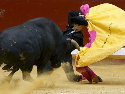 Manzanares recibe a un toro en agosto en la plaza de San Sebastián.