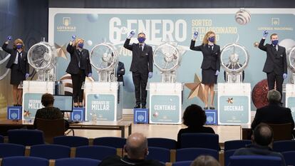 El sorteo extraordinario de lotería del Niño 2022 en el salón de sorteos de Loterías y Apuestas del Estado, este jueves.