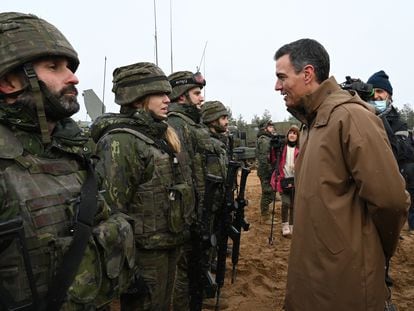 El presidente del Gobierno, Pedro Sánchez, el pasado marzo durante una visita a las tropas españolas desplegadas bajo el paraguas de la OTAN en Adazi (Letonia).