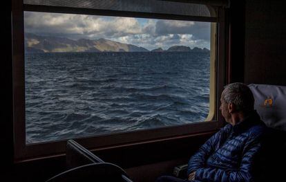 Un turista navega en aguas de la región de Magallanes.