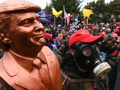 Un simpatizante de Trump con una máscara de gas el 6 de enero en Washington poco antes de producirse el ataque al Capitolio.