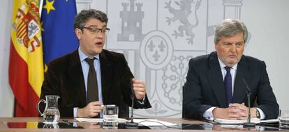 El ministro de Energía, Turismo y Agenda Digital, Álvaro Nadal, junto al ministro de Educación y portavoz del Gobierno, Íñigo Méndez de Vigo, durante la rueda de prensa tras la reunión del Consejo de Ministros.