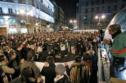 La manifestación antifascista culmina en la Puerta del Sol y se une al 15-M en los preparativos de la jornada de reflexión.