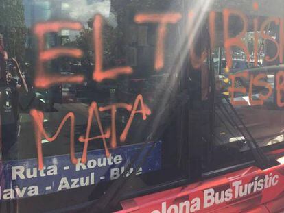 El bus turístic afectat per la pintada.