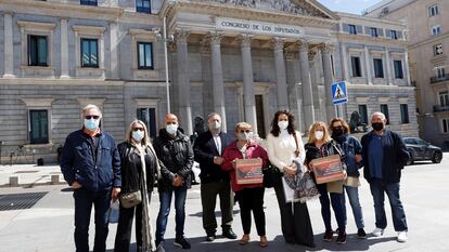 Miembros de la Asociación de Afectados del Vuelo JK5022 posan delante del Congreso este jueves para presionar en favor del dictámen.