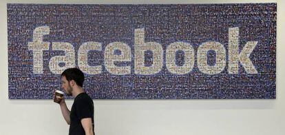 Un hombre camina por delante de un cartel en la sede Facebook en Menlo Park (Estados Unidos) en una imagen de archivo de 2013.