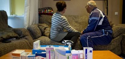 Foto de archivo de José y Toñi, dependiente y cuidadora, con los medicamentos que su marido toma a diario.