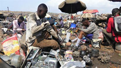 Los jóvenes recicladores de este cementerio electrónico desarman a mazazos viejos motores de automóviles y motocicletas para vender los metales.