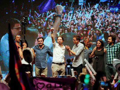 La c&uacute;pula de Unidos-Podemos en su sede en Madrid tras las elecciones.