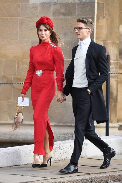 La modelo y diseñadora británica Emma Louise Connolly, responsable del vestido verde de Sarah Ferguson, madre de la novia, eligió un diseño rojo con detalles en forma de corazón de Alessandra Rich.