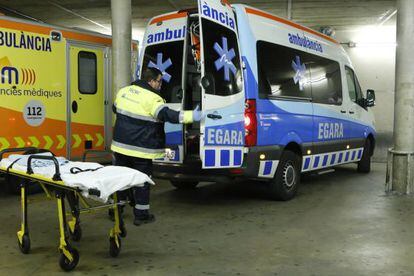 Ambulàncies públiques en un hospital de Terrassa.
