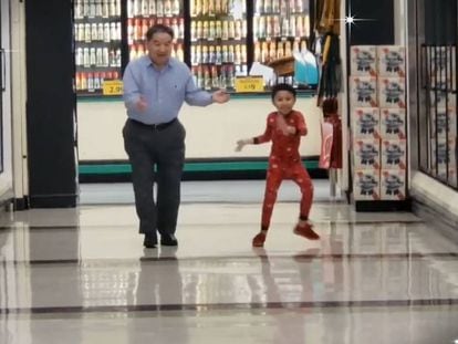 El baile viral de un niño de cinco años con su abuelo, en un supermercado de Taiwán.