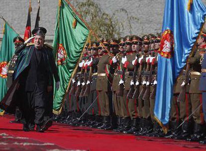 Hamid Karzai pasa revista a la guardia de honor durante su toma de posesión como presidente afgano, ayer en Kabul.