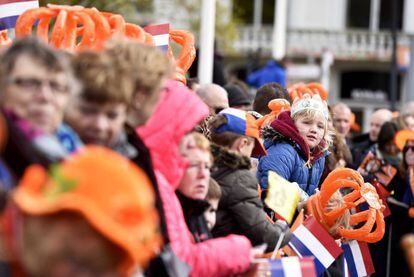Una multitud espera la llegada de los reyes de Holanda con motivo del Día del Rey en Zwolle (Holanda) hoy, 27 de abril de 2016.