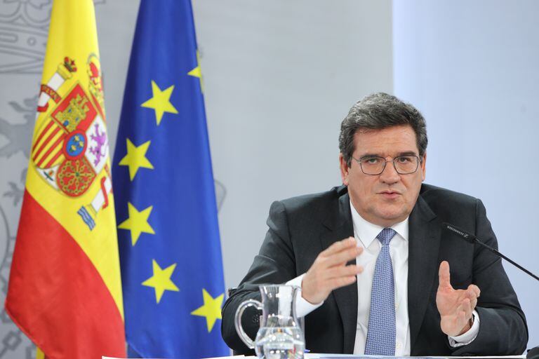  José Luis Escrivá, ministro per l'inclusione, la sicurezza sociale e le migrazioni, martedì alla conferenza stampa dopo il Consiglio dei ministri. 