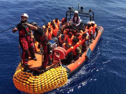 Una lancha hinchable perteneciente al barco de rescate 'Ocean Viking', transporta migrantes rescatados, este lunes en el Mediterráneo.