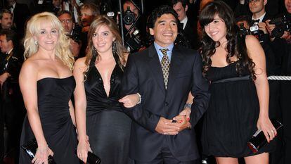 Diego Armando Maradona con su entonces esposa, Claudia Villafane (a la izquierda) y sus hijas Dalma Nerea y Giannina Dinorah, en el Festival de Cine de Cannes en 2008.