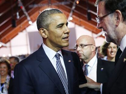 El presidente del Gobierno español, Mariano Rajoy (d), charla con su homólogo estadounidense, Barack Obama, durante la sesión inaugural de la cumbre del Clima (COP21) que se celebra en Le Bourget, cerca de París (Francia), hoy, 30 de noviembre de 2015. 