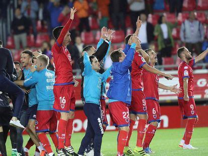 Futbolistas del Numancia celebran su acceso a la promoción de ascenso a Primera División.