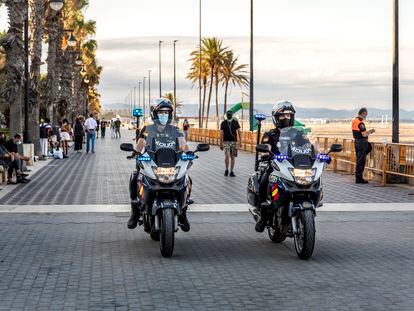 Policías locales de Valencia, patrullando en la playa de la Malvarrosa, la Noche de San Juan.