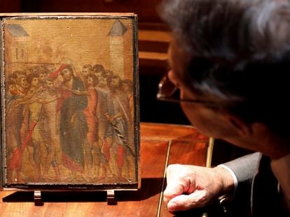 El experto Eric Turquin inspecciona el cuadro 'Cristo burlado', del artista Cimabue.