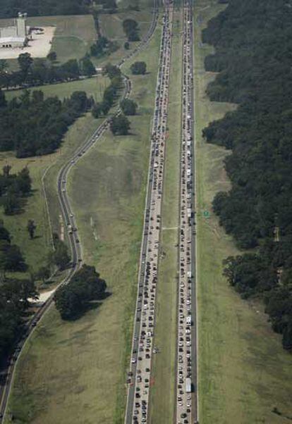 La autopista interestatal 45 se encuentra abarrotada por la evacuación de la amenzaza Rita.