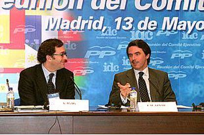 Alejandro Agag y José María Aznar, durante la reunión de la Internacional Demócrata de Centro.