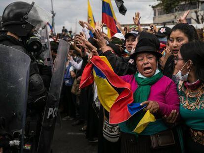 Mujeres protestan contra las políticas económicas del gobierno ecuatoriano en Quito, el pasado octubre.