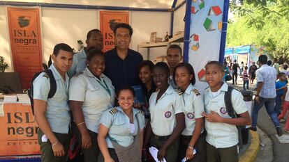 Carlos Roberto Gómez junto a estudiantes dominicanos, durante la Feria Internacional del Libro de Santo Domingo 2023.