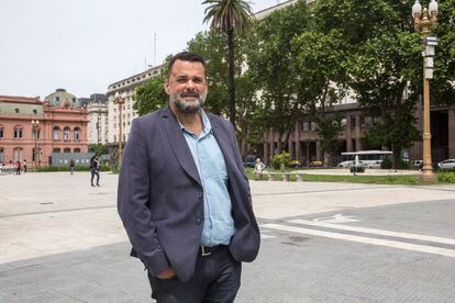 El dirigente del movimiento social Barrios de Pie, Daniel Menéndez, en la Plaza de Mayo de Buenos Aires el viernes 6 de noviembre de 2021, tras una entrevista con EL PAÍS.
