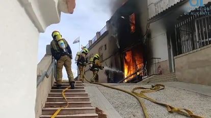 Un dispositivo de bomberos de la Diputación de Alicante procuran apagar el fuego declarado en una la vivienda de Aspe este jueves.